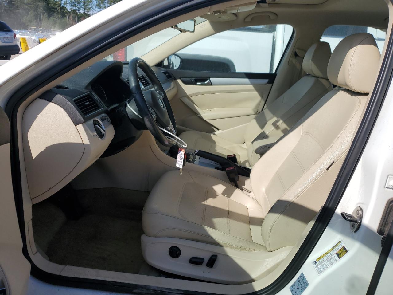 2012 VOLKSWAGEN Passat
