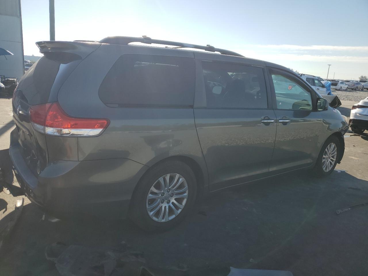 2013 TOYOTA SIENNA