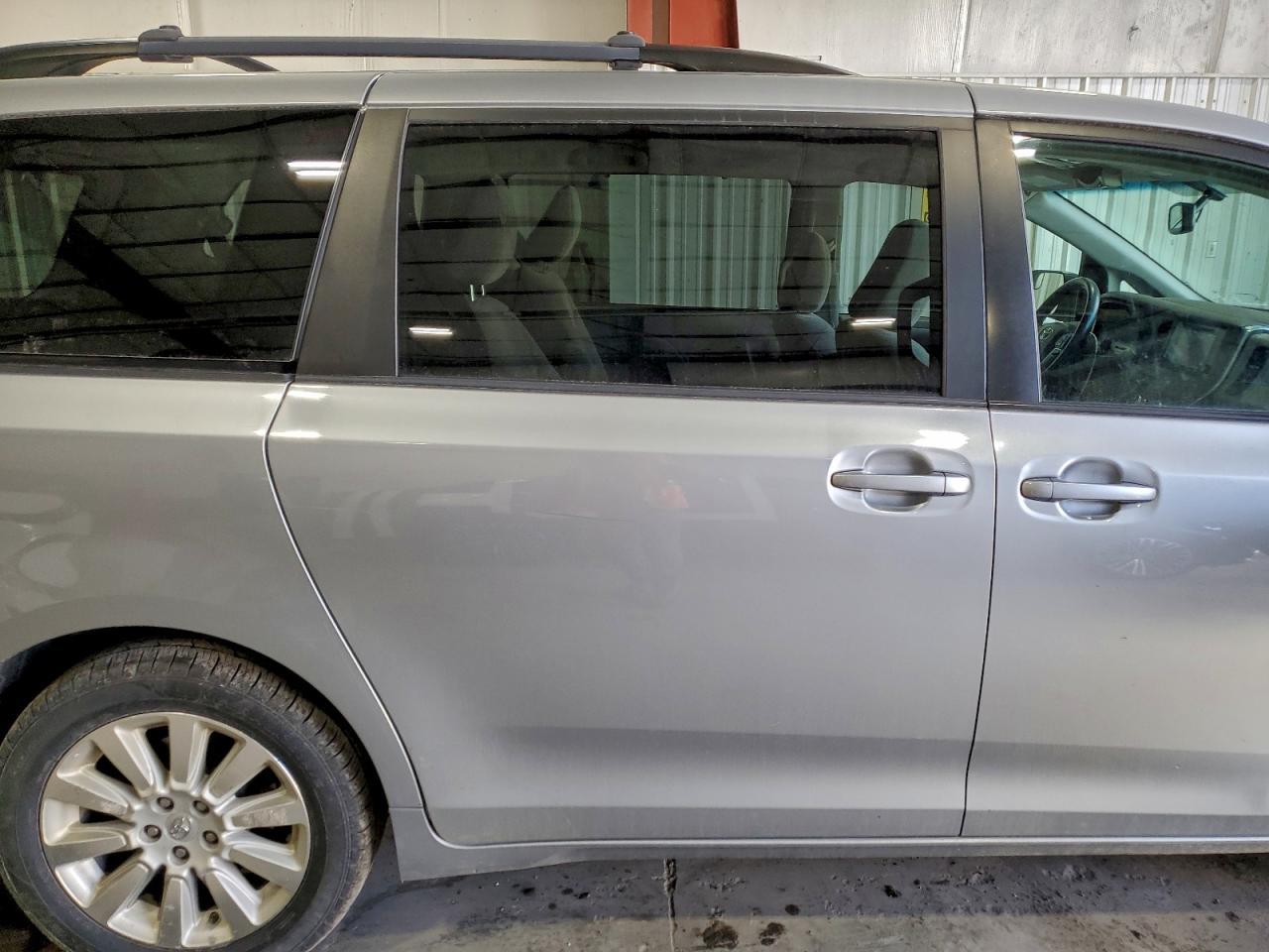 2016 TOYOTA SIENNA
