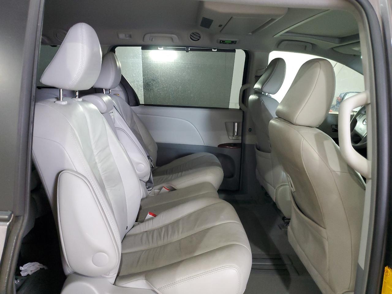 2012 TOYOTA SIENNA