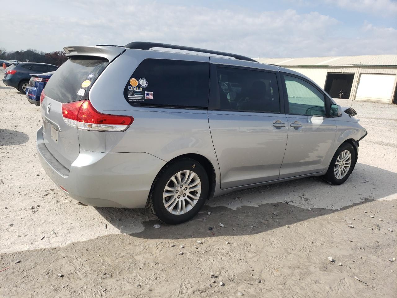 2012 TOYOTA SIENNA