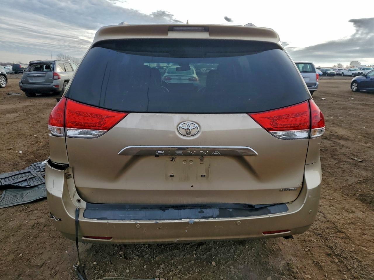 2011 TOYOTA SIENNA