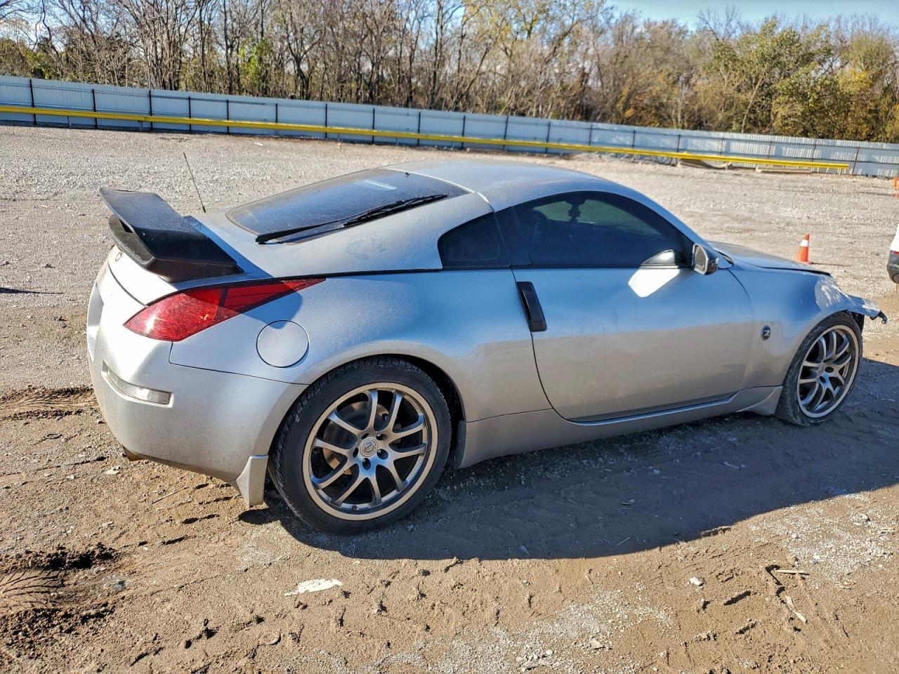 2005 NISSAN Z