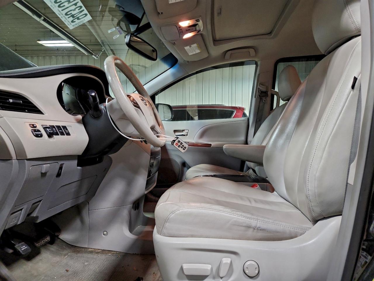 2014 TOYOTA SIENNA
