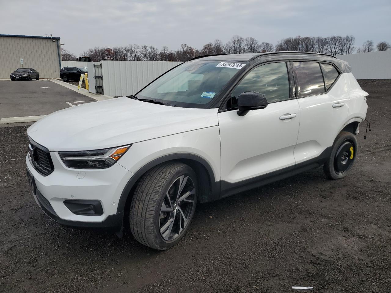 2021 VOLVO XC40