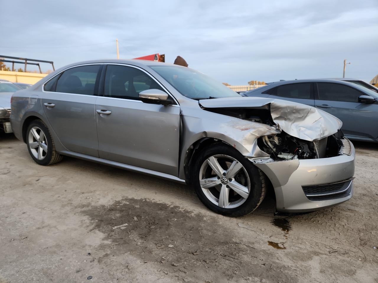 2012 VOLKSWAGEN Passat