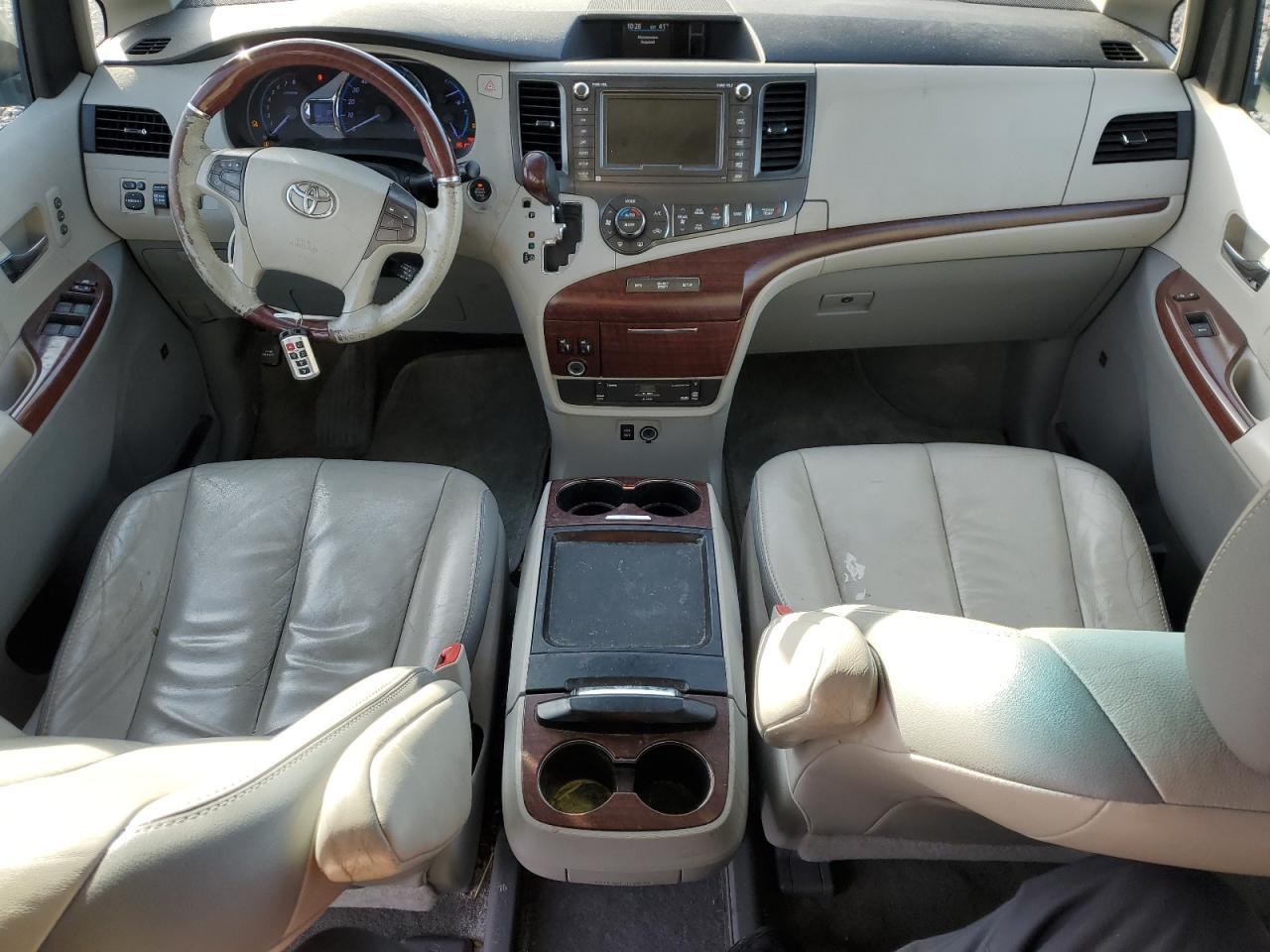 2011 TOYOTA SIENNA