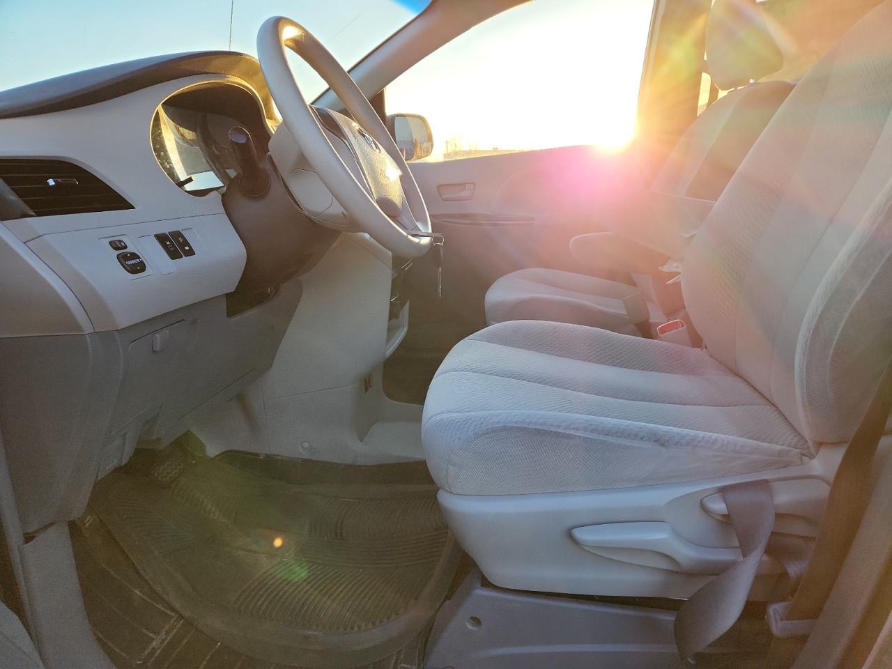 2012 TOYOTA SIENNA