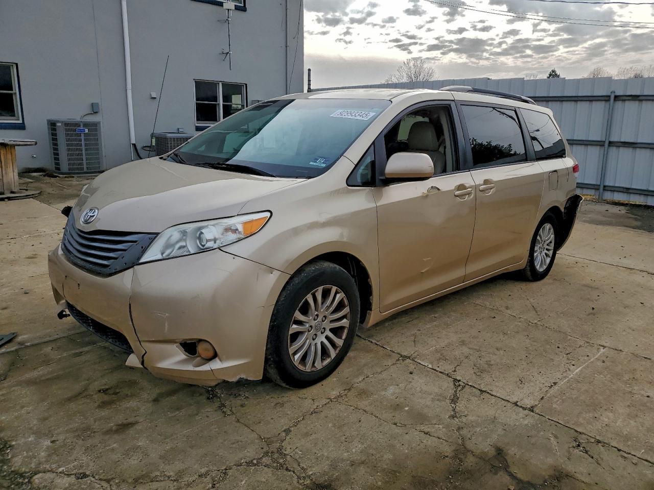 2014 TOYOTA SIENNA