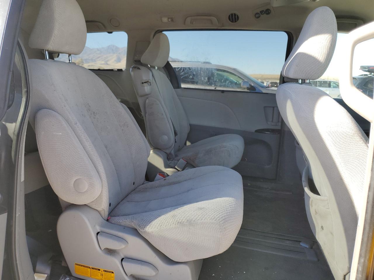 2011 TOYOTA SIENNA