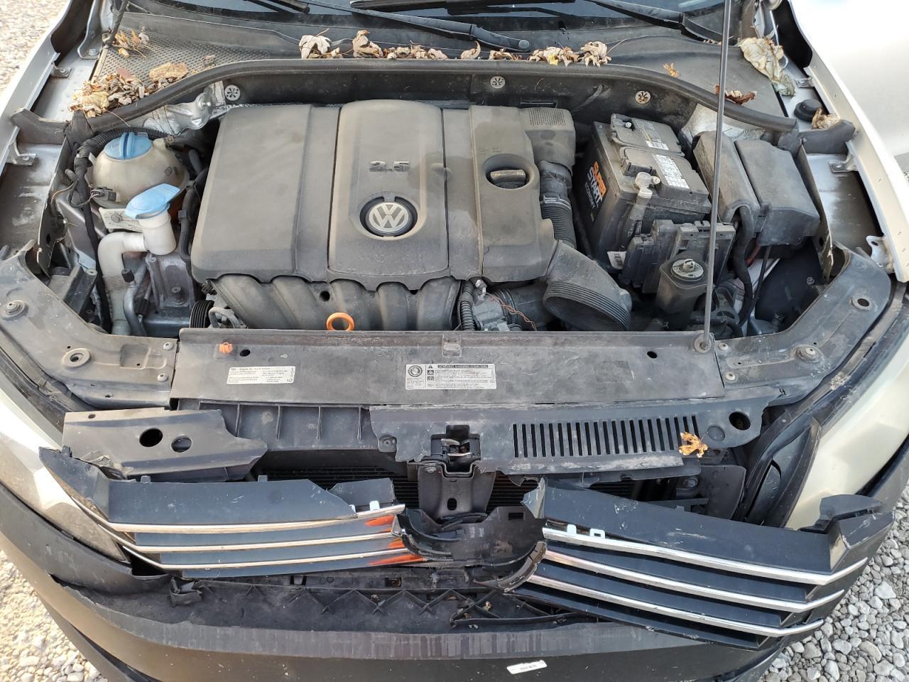 2013 VOLKSWAGEN Passat