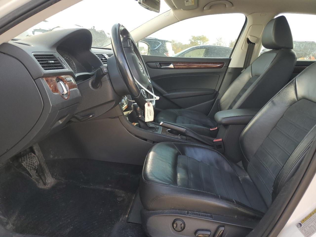 2013 VOLKSWAGEN Passat