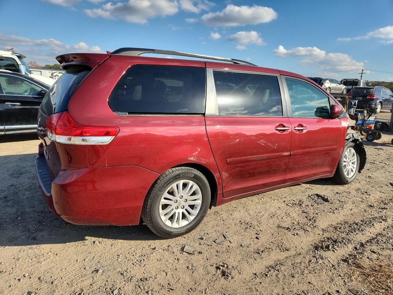 2011 TOYOTA SIENNA