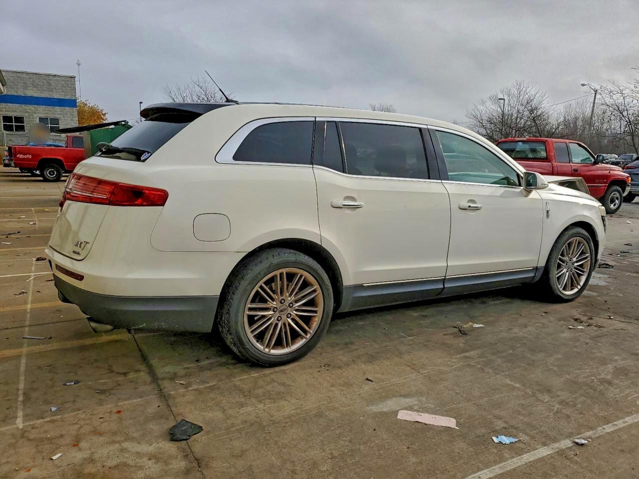 2013 LINCOLN MKT