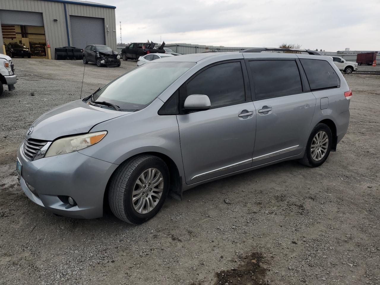 2013 TOYOTA SIENNA