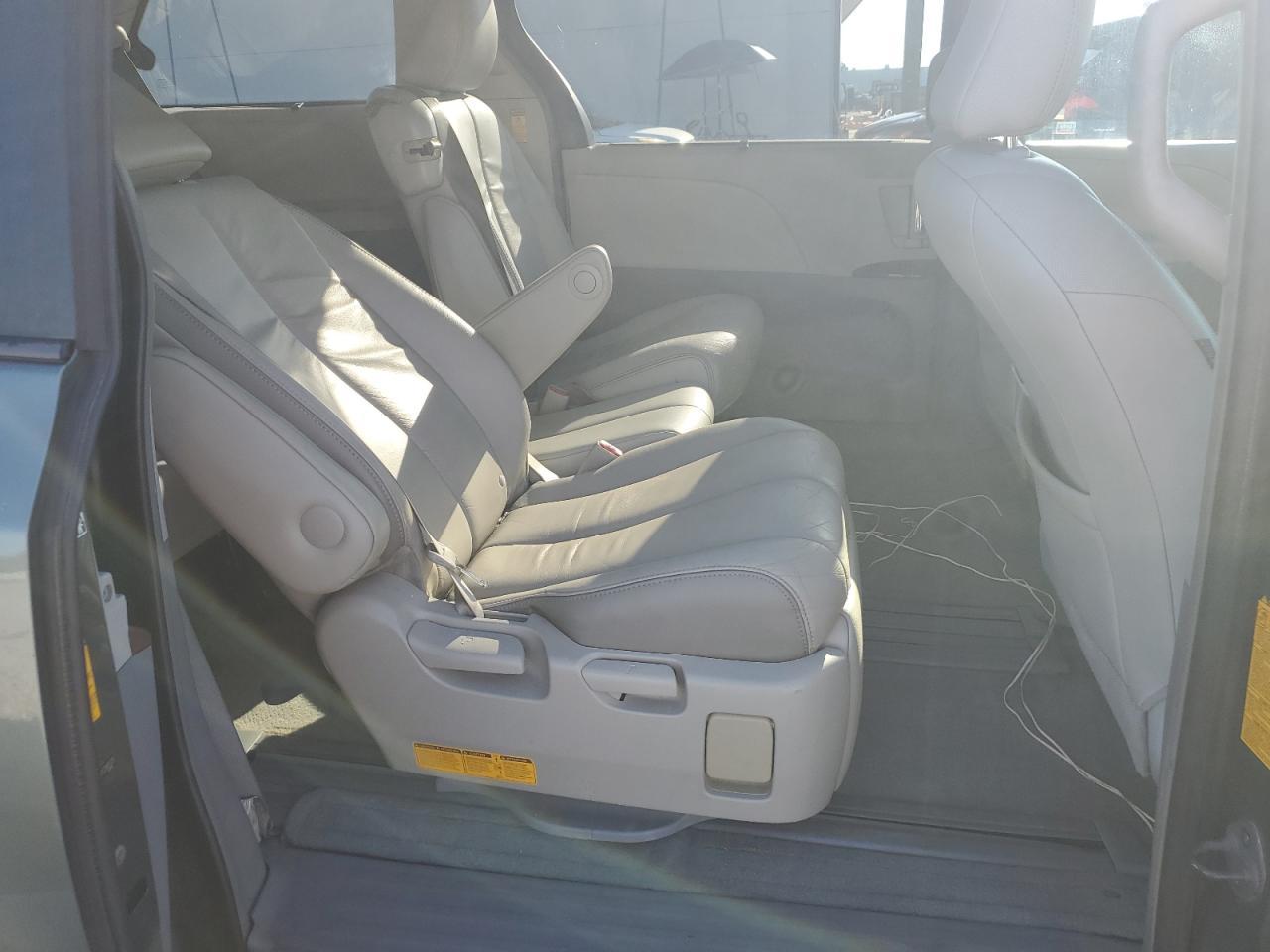 2013 TOYOTA SIENNA