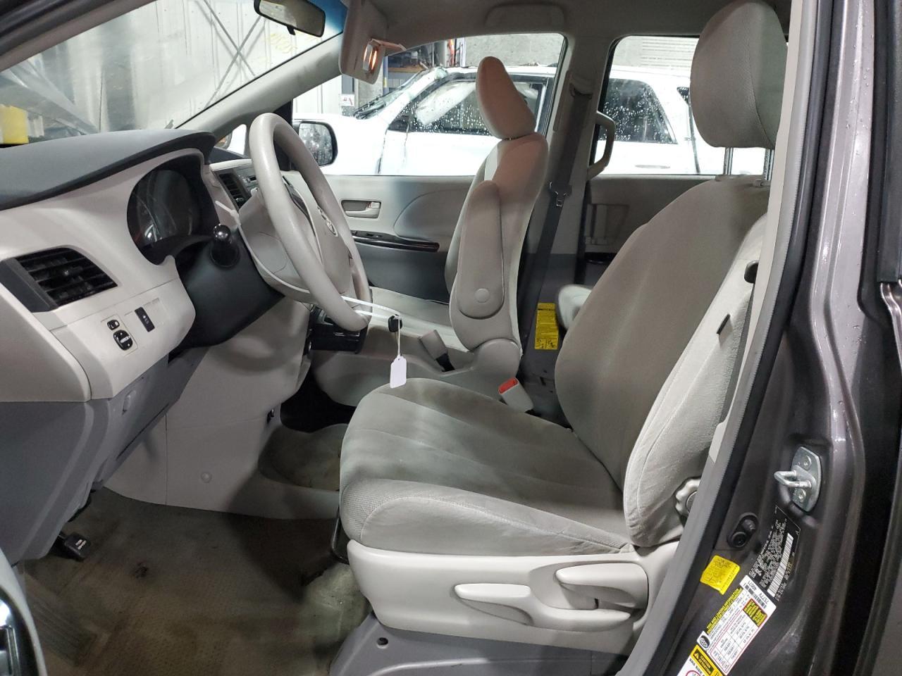 2011 TOYOTA SIENNA