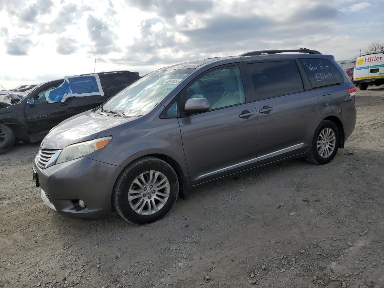 2011 TOYOTA SIENNA