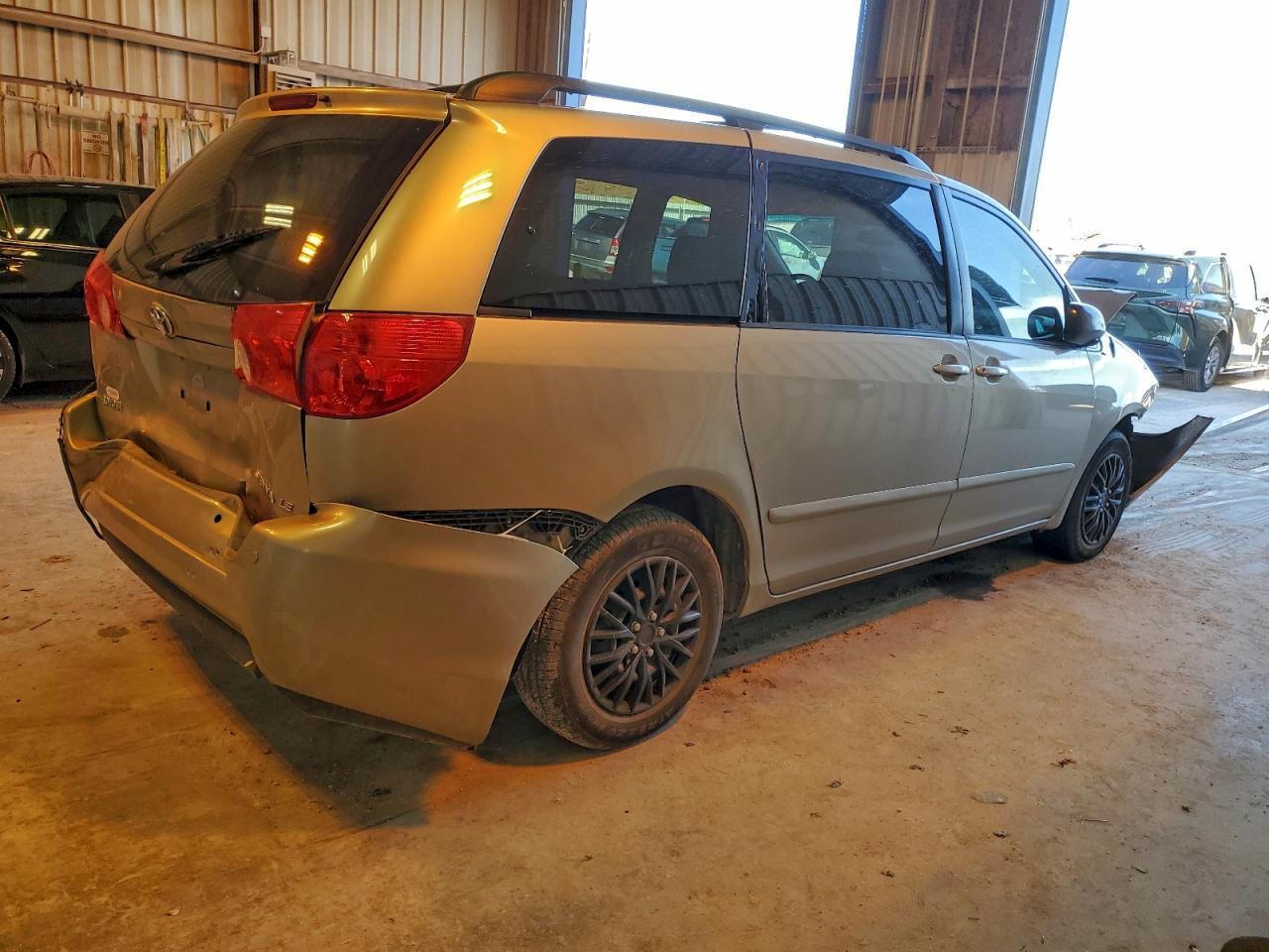 2010 TOYOTA SIENNA