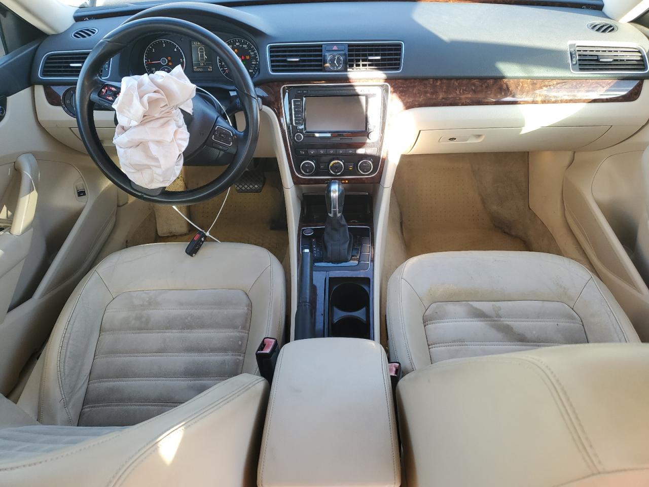 2012 VOLKSWAGEN Passat