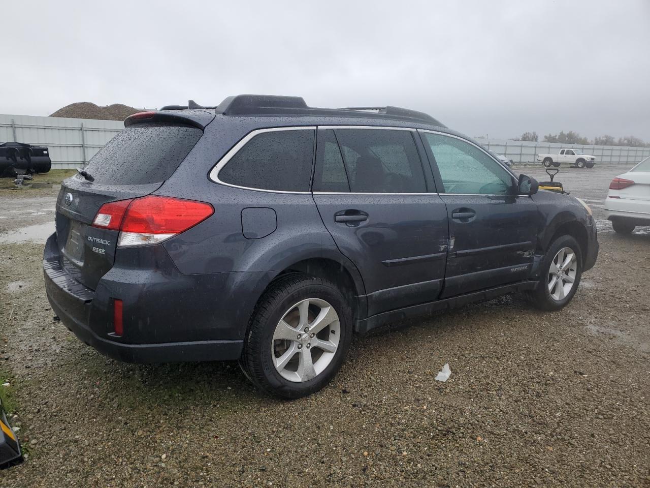 2013 SUBARU Outback