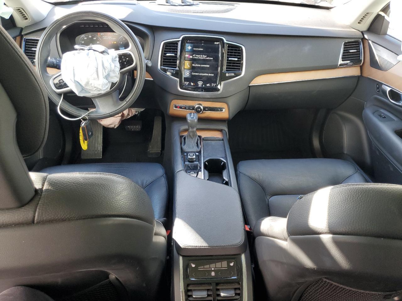 2022 VOLVO XC90