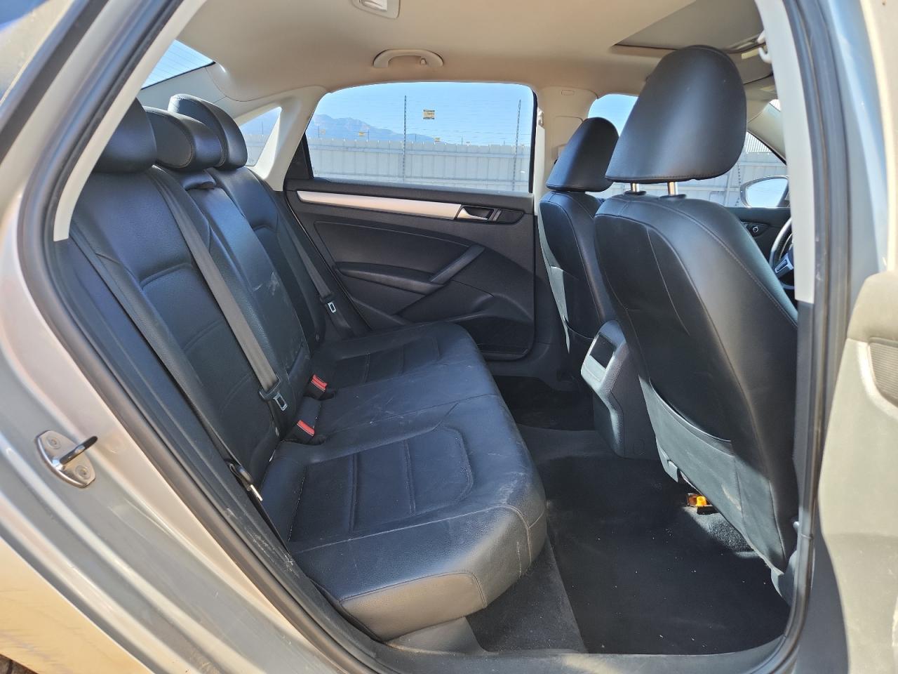 2012 VOLKSWAGEN Passat