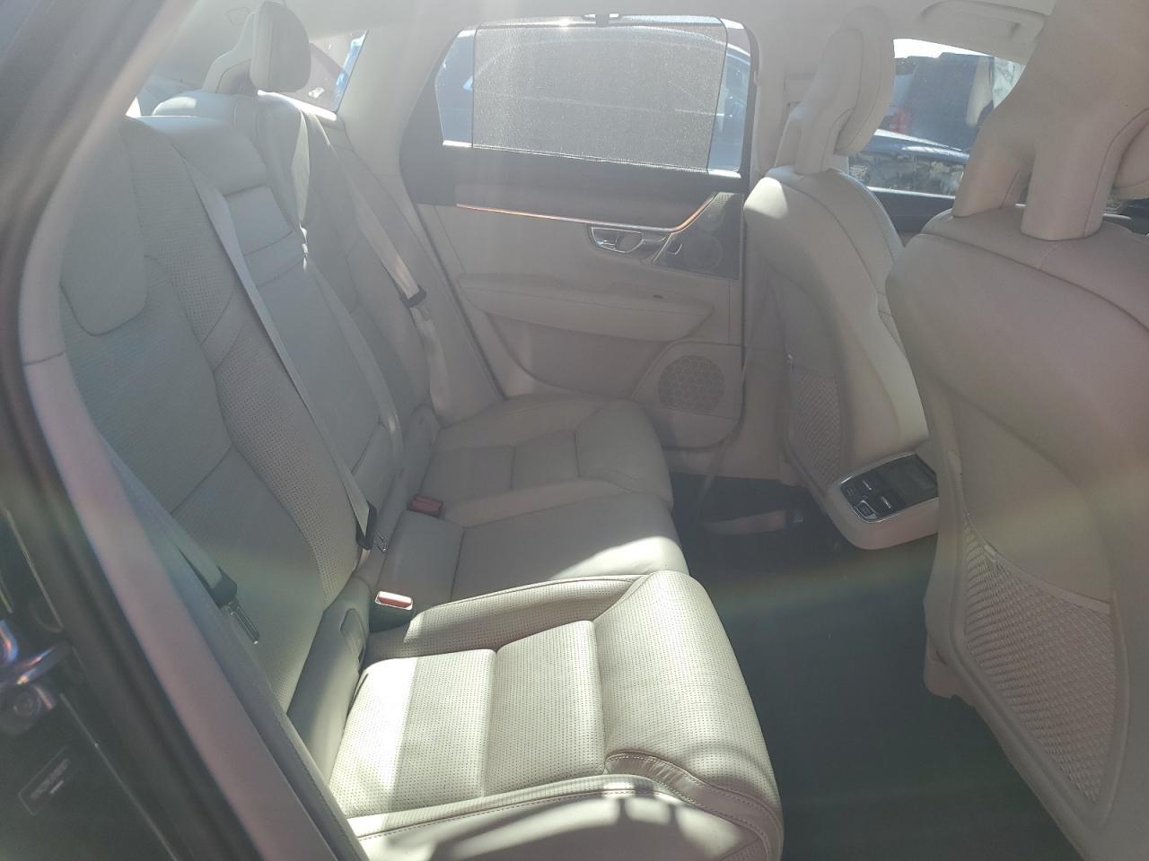 2017 VOLVO S90