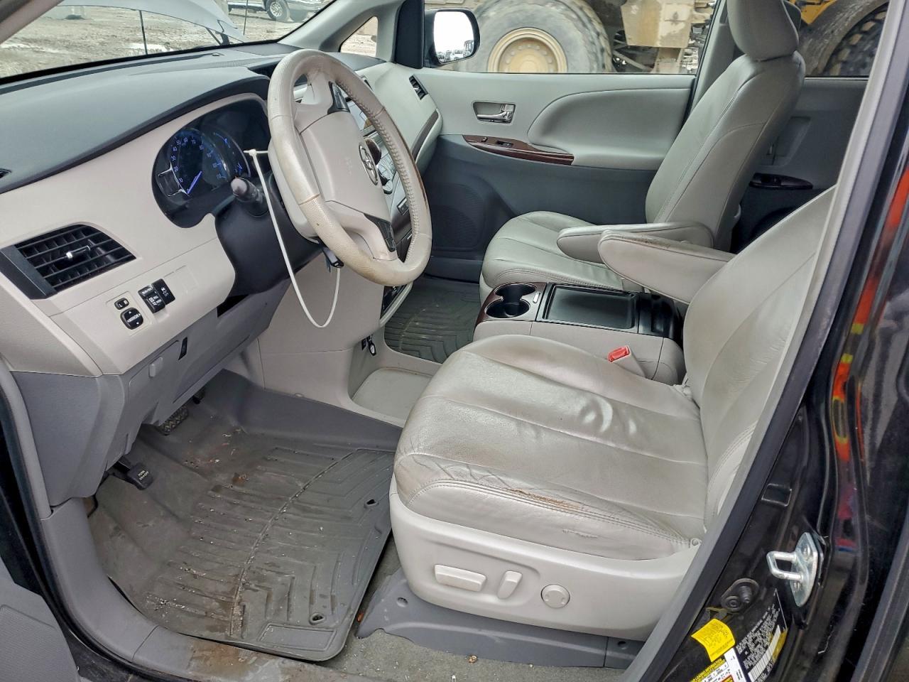 2012 TOYOTA SIENNA