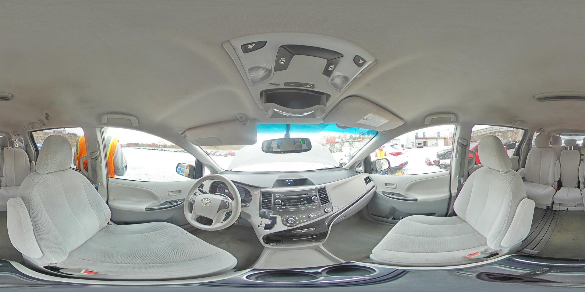 2012 TOYOTA SIENNA