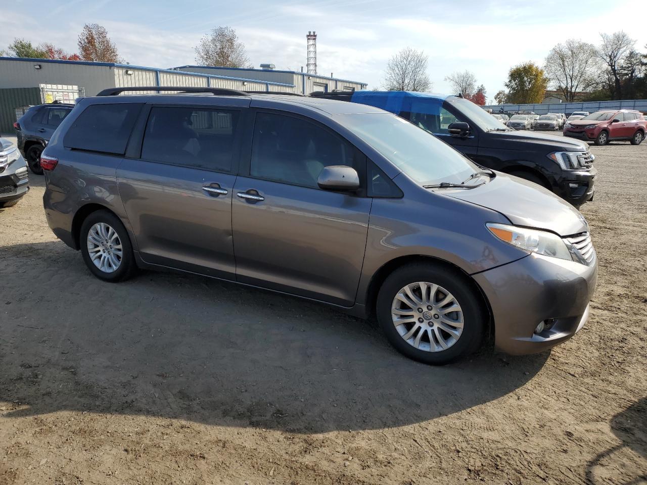 2017 TOYOTA SIENNA