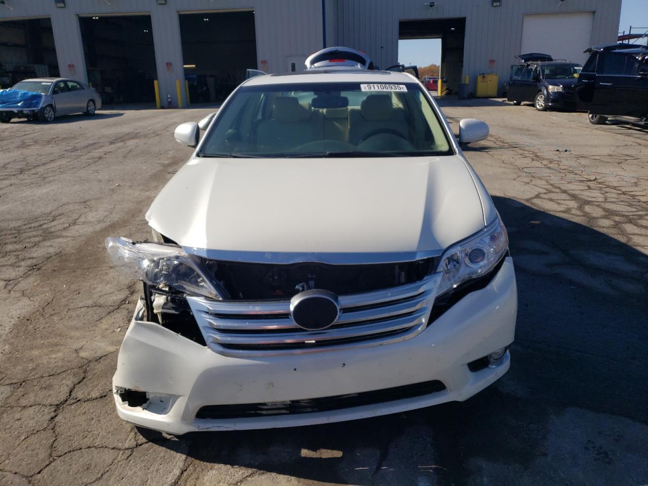 2011 TOYOTA Avalon