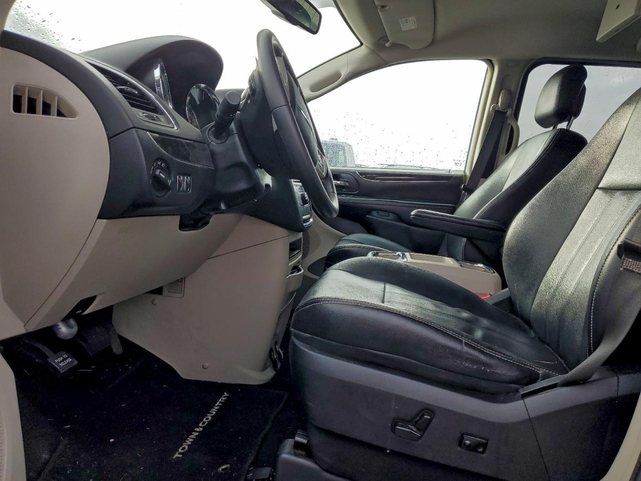 2016 CHRYSLER Town & Country