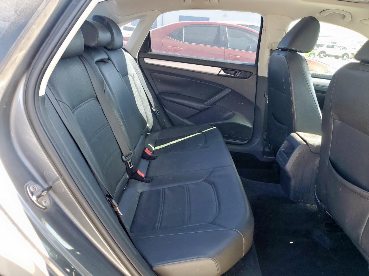 2012 VOLKSWAGEN Passat