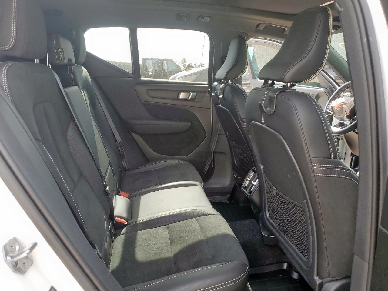 2020 VOLVO XC40