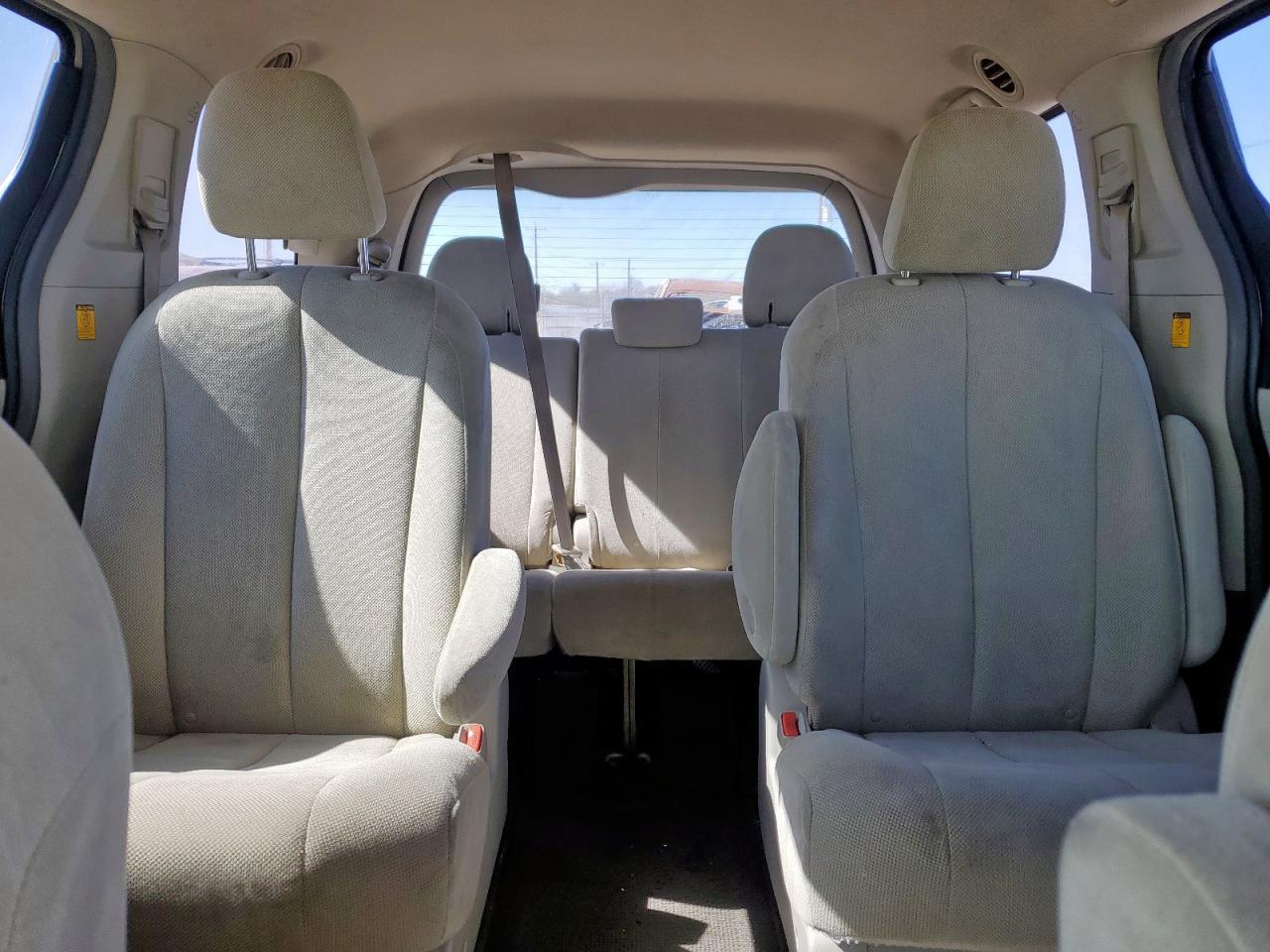 2011 TOYOTA SIENNA