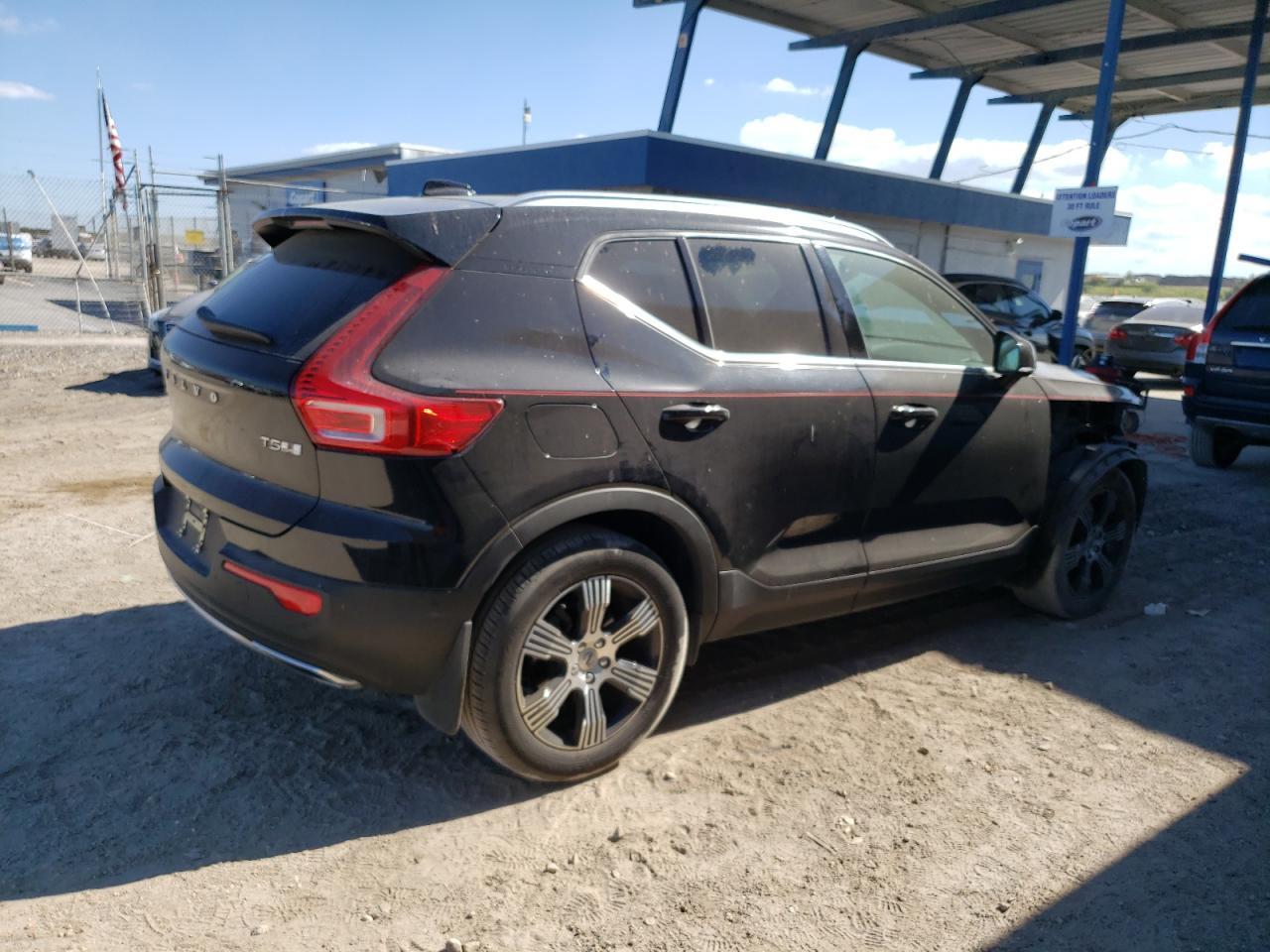 2020 VOLVO XC40