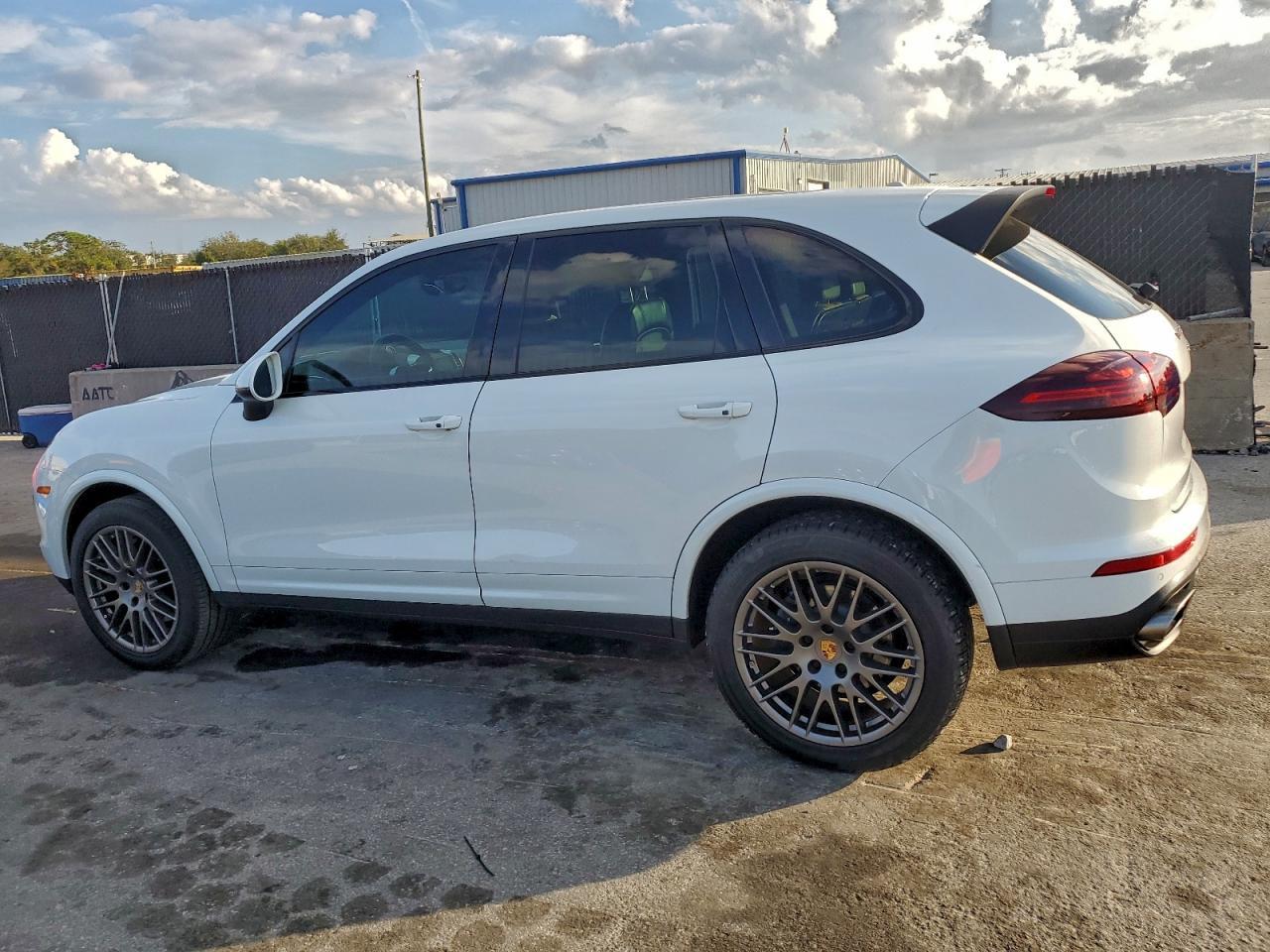 2017 PORSCHE CAYENNE