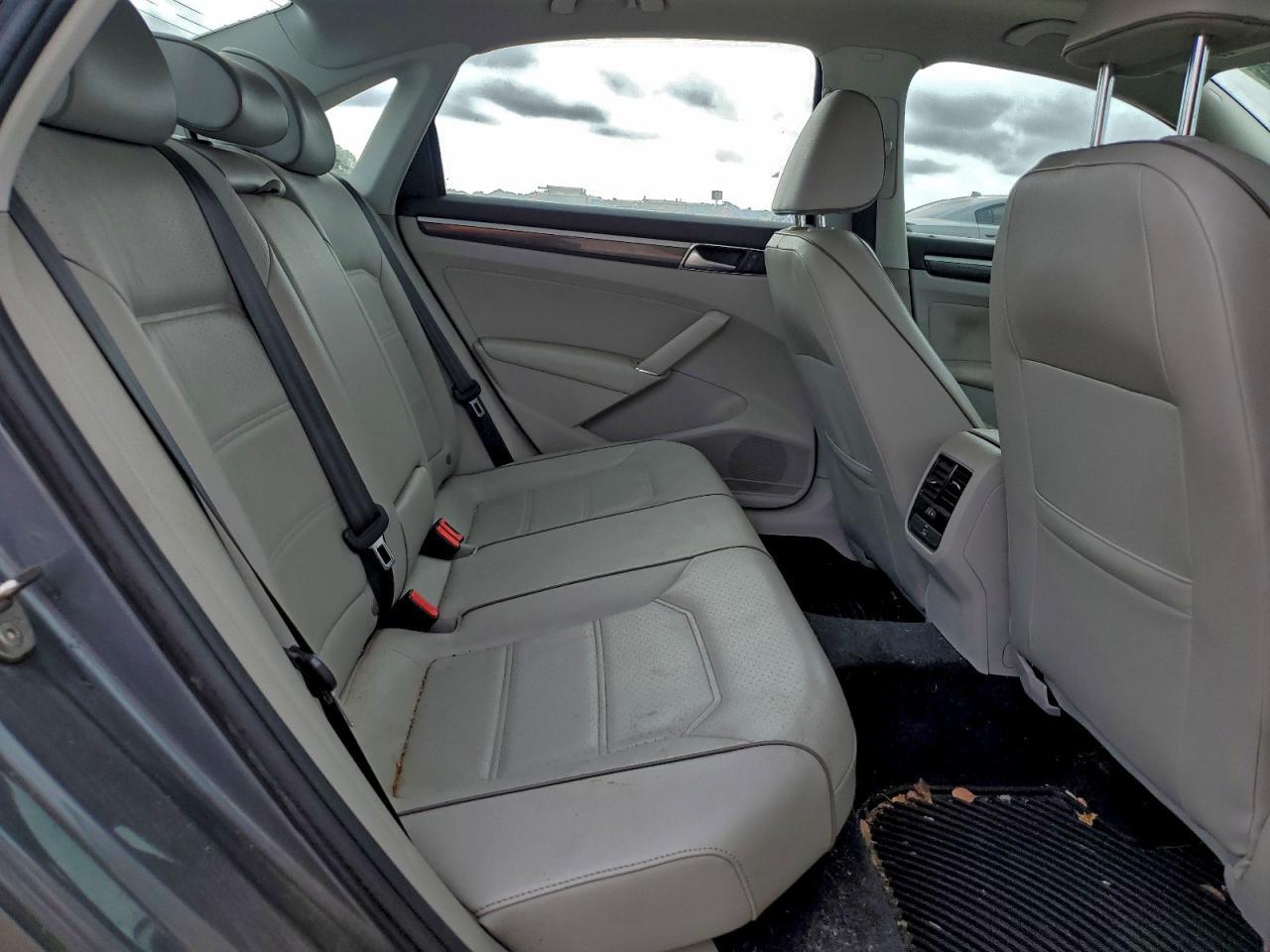 2016 VOLKSWAGEN Passat