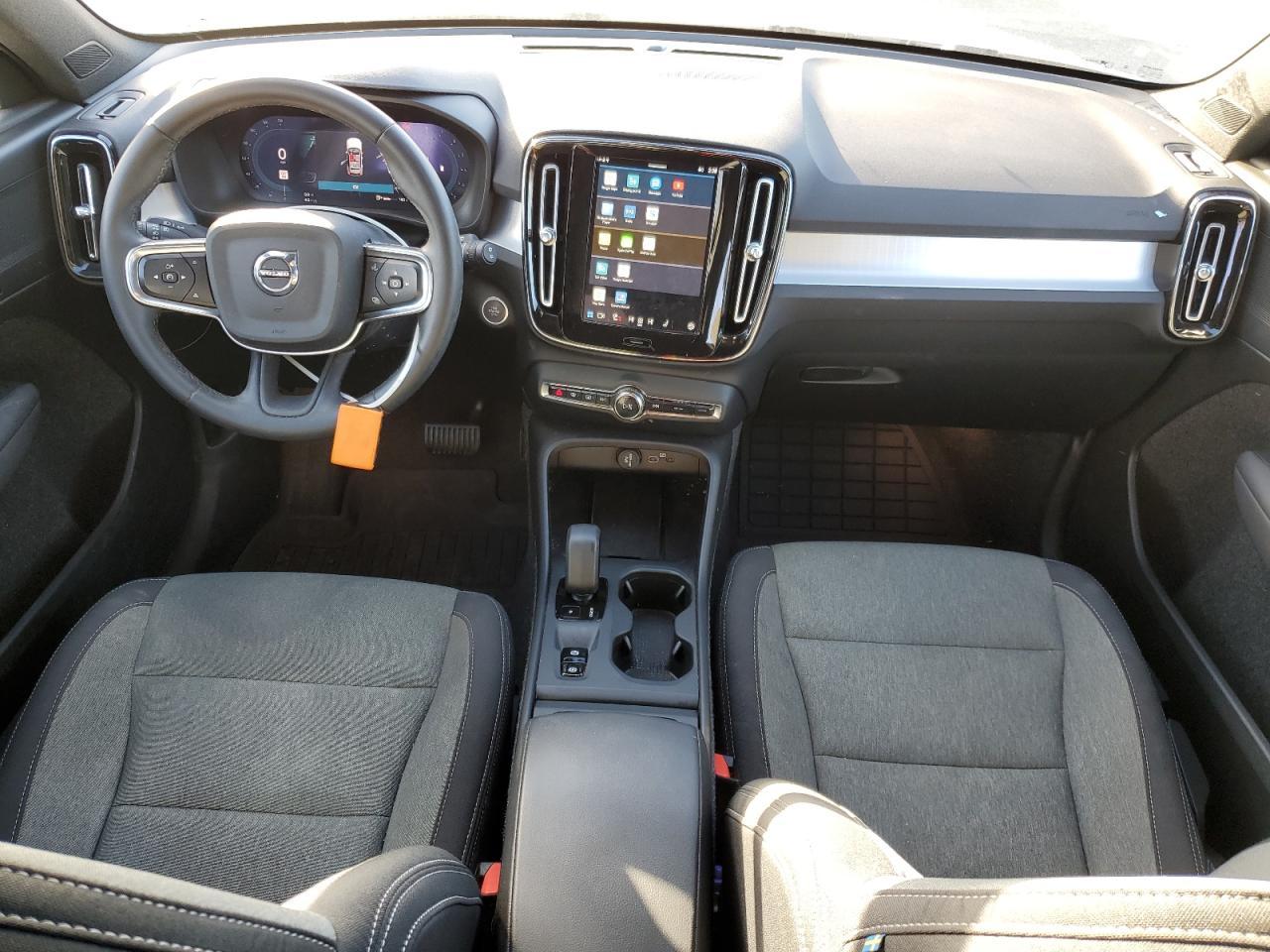 2025 VOLVO XC40