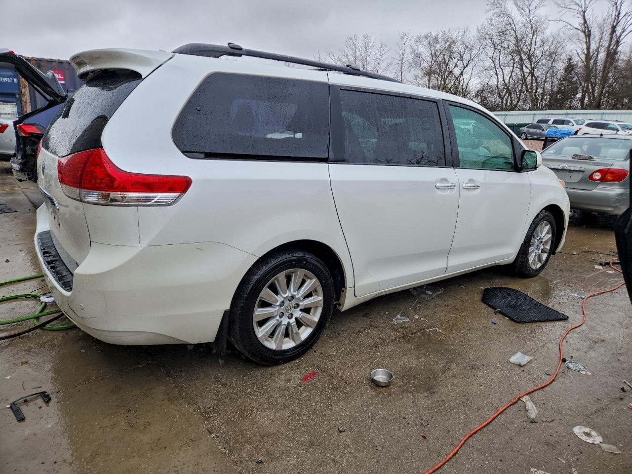 2012 TOYOTA SIENNA