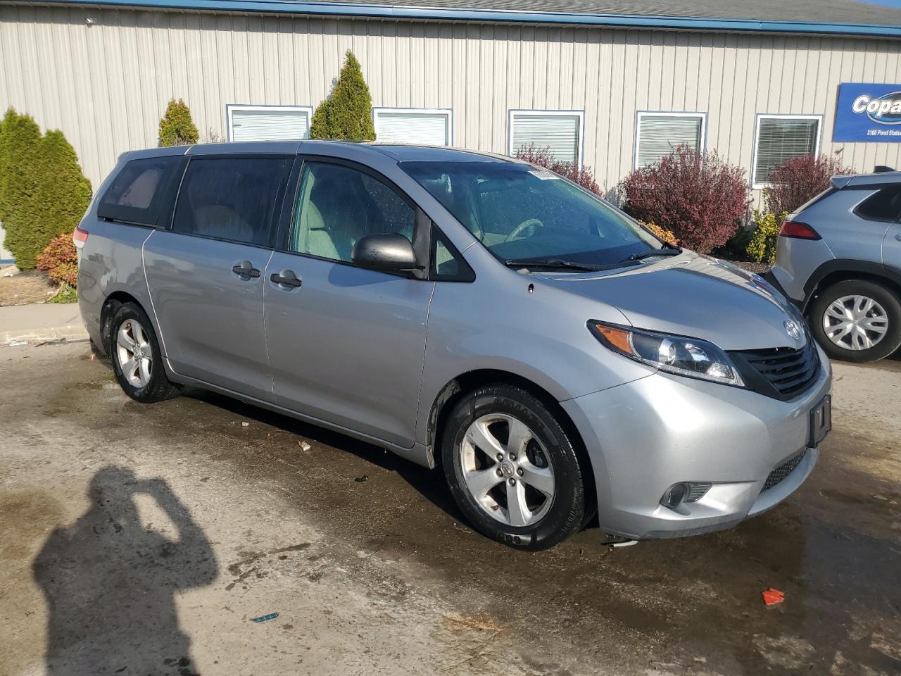 2011 TOYOTA SIENNA