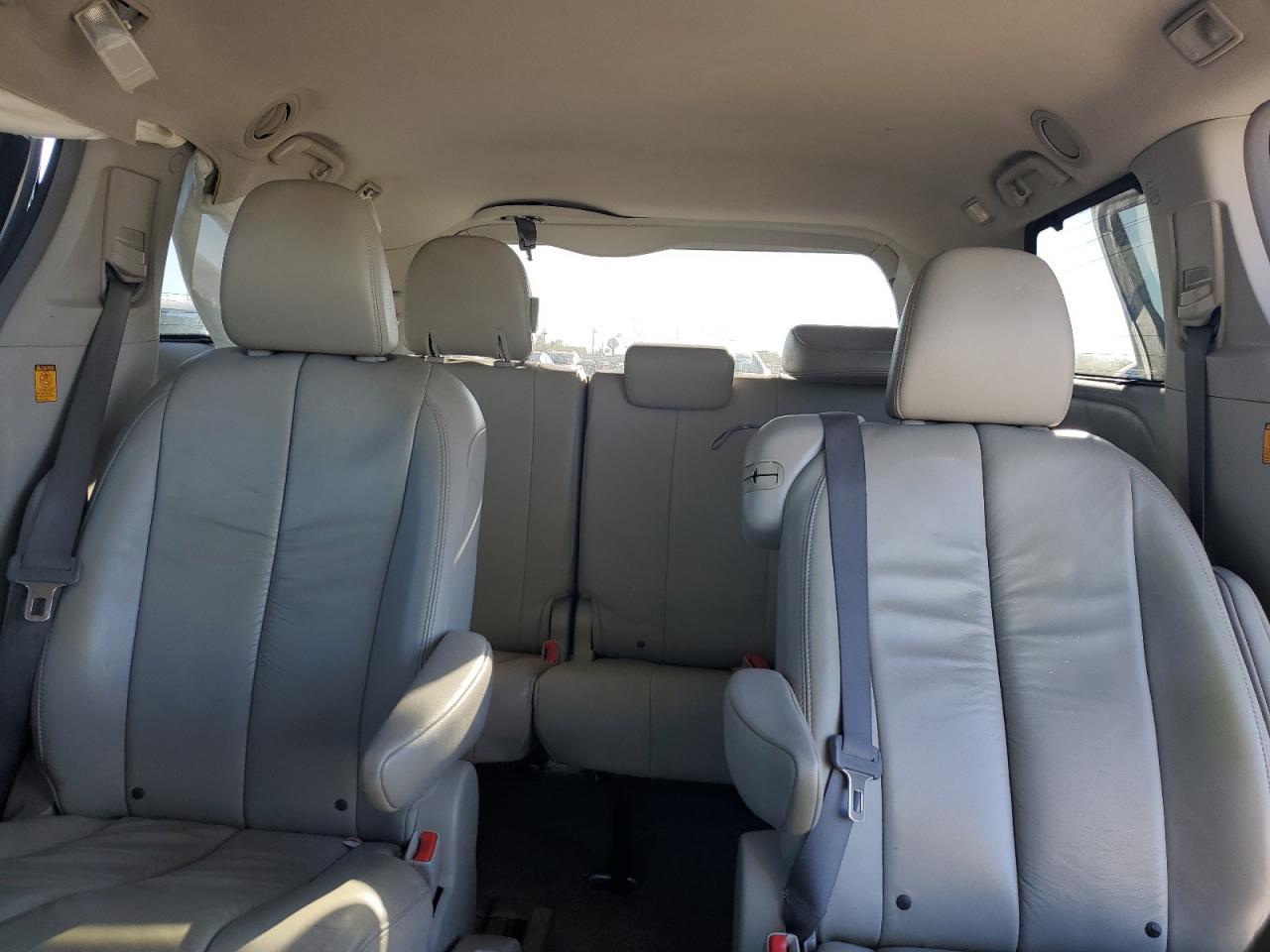 2011 TOYOTA SIENNA