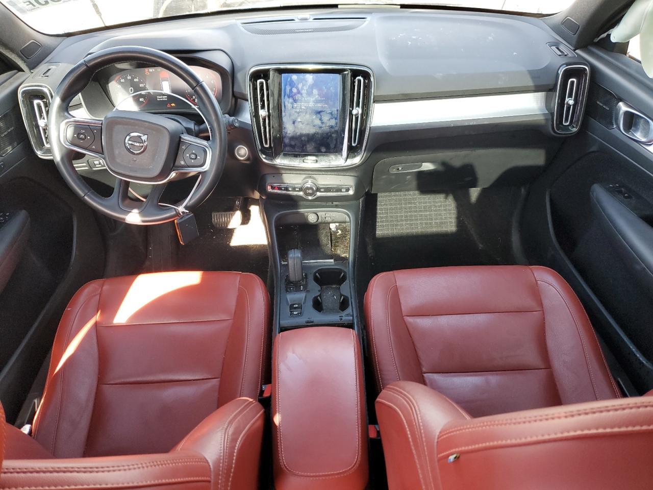 2019 VOLVO XC40