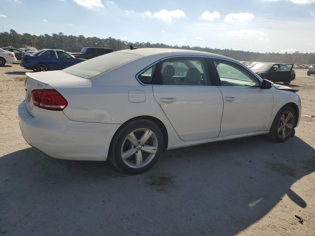 2012 VOLKSWAGEN Passat