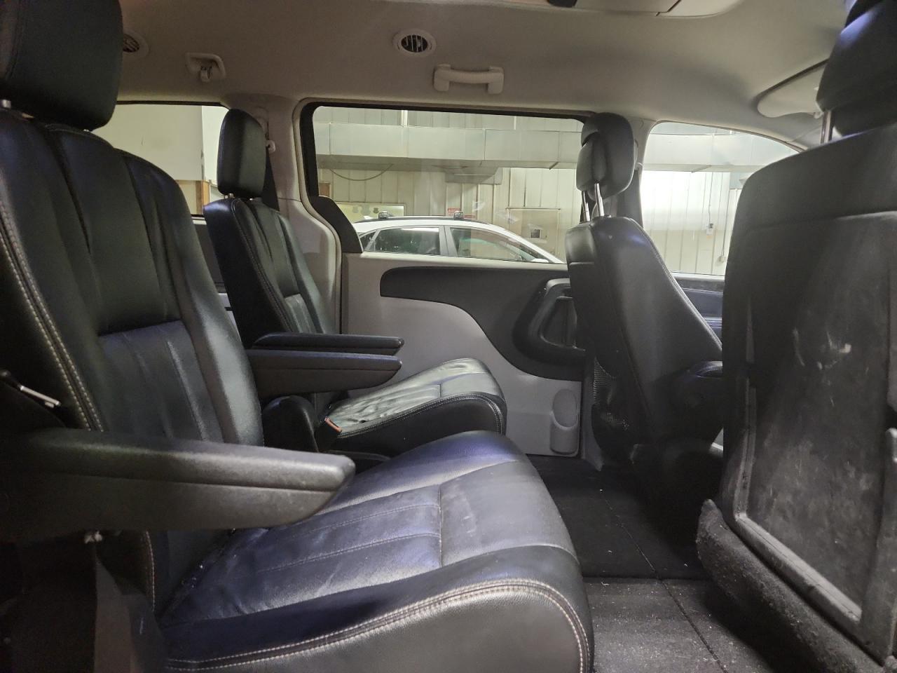 2012 CHRYSLER Town & Country