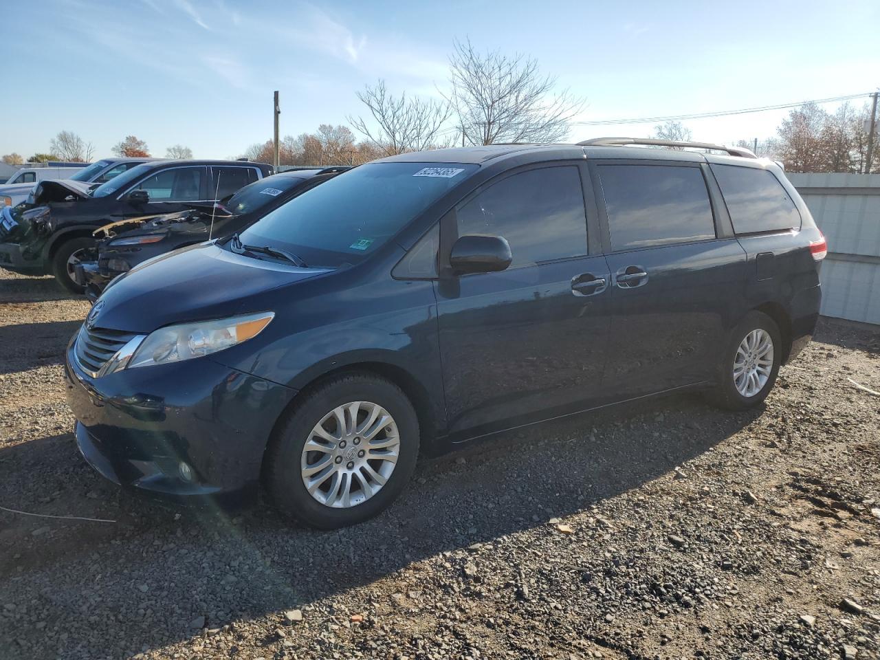 2011 TOYOTA SIENNA