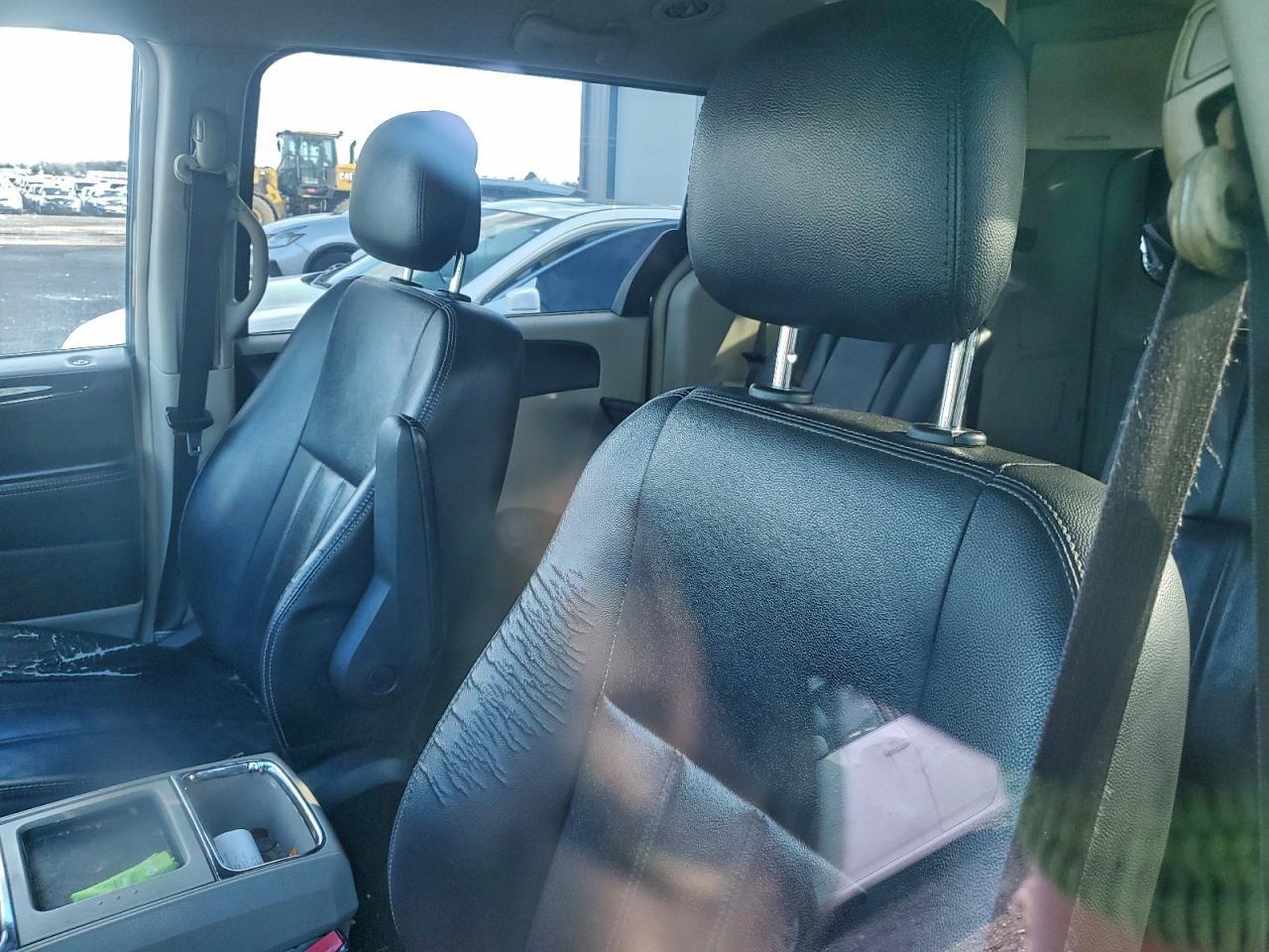 2013 CHRYSLER Town & Country