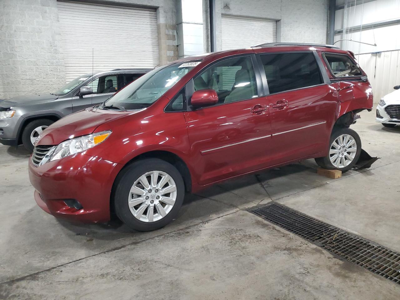 2013 TOYOTA SIENNA