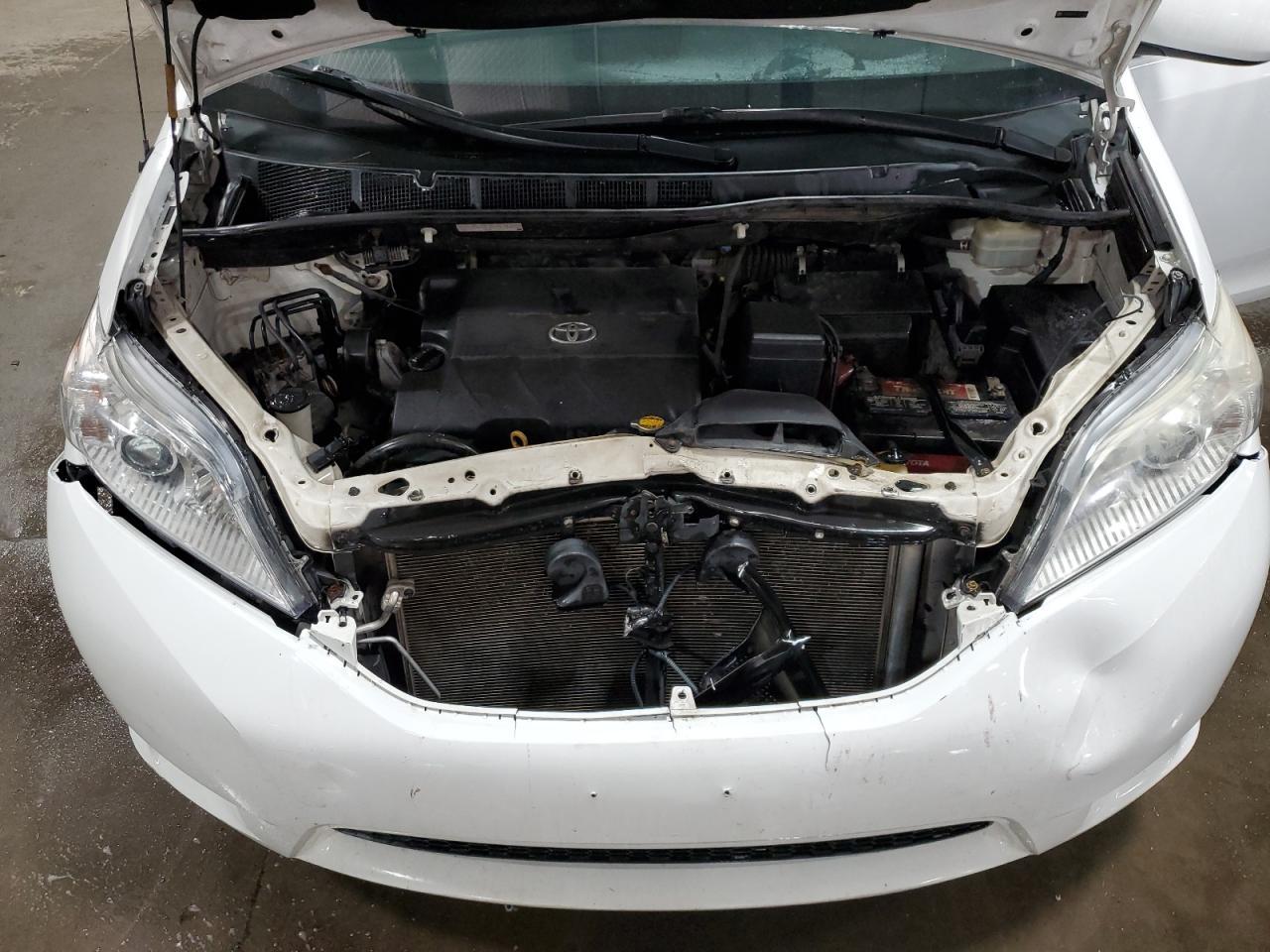 2014 TOYOTA SIENNA